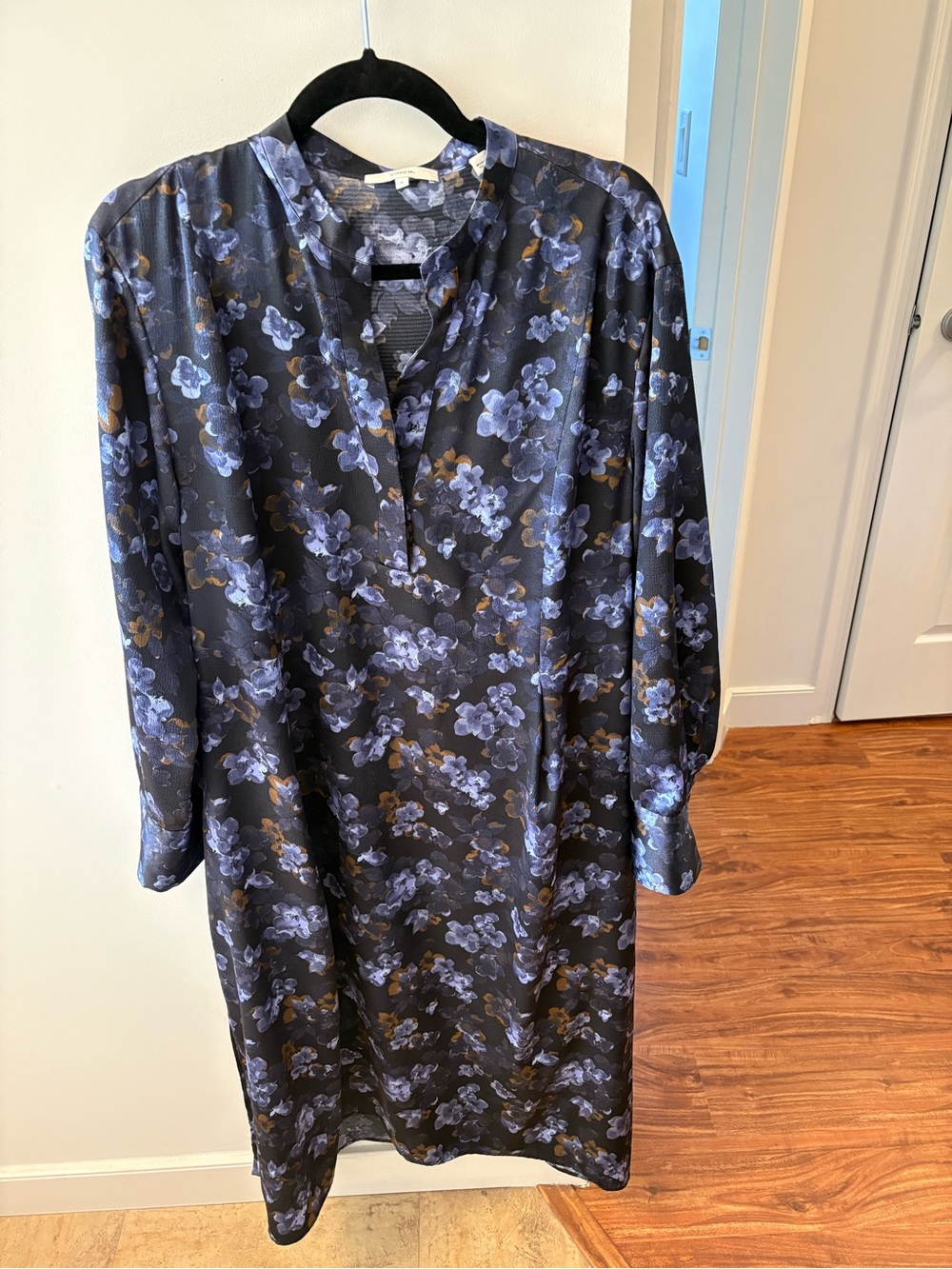 Closet clearout 🖤Vince🖤 Plumeria Blooms Long Sleeve Hammered Satin Dress